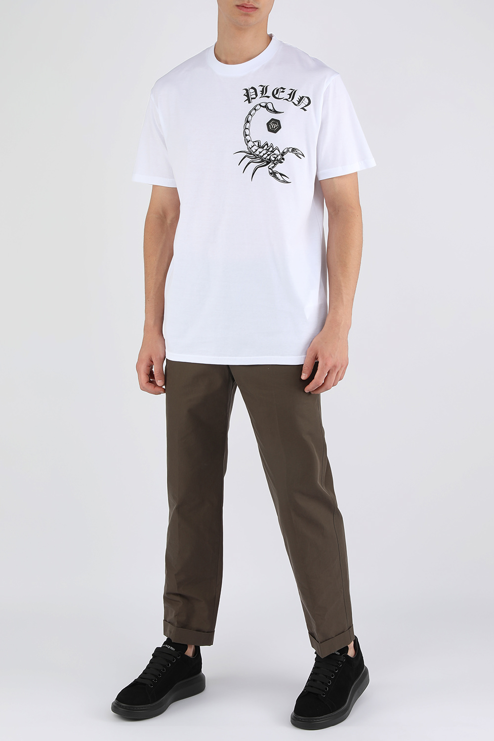 חולצת טי עם הדפס עקרב ופאץ' לוגו